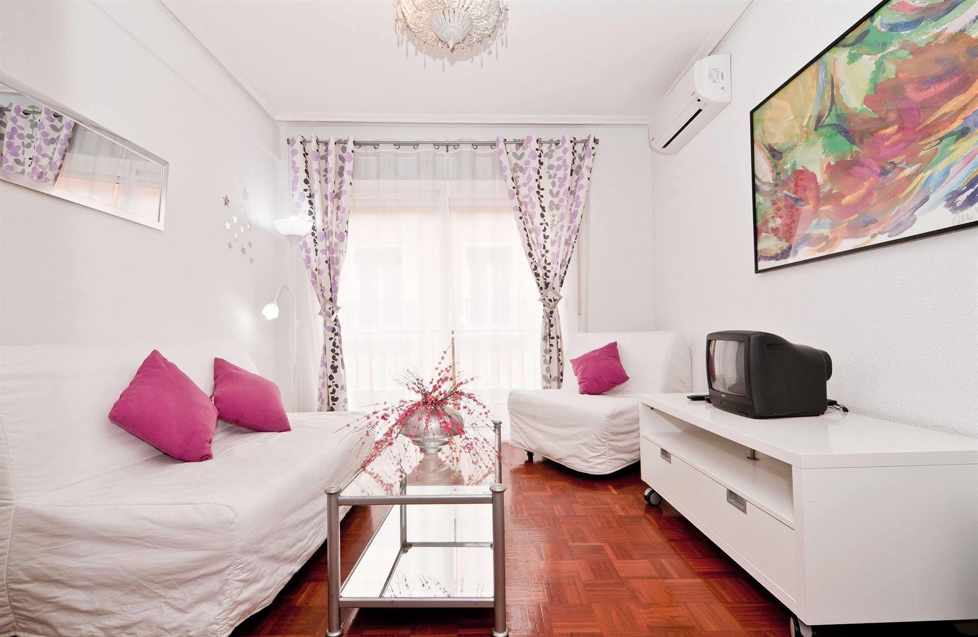 מדריד Apartamentos Aqui Me Quedo מראה חיצוני תמונה