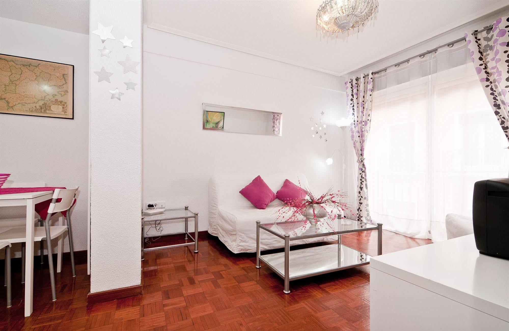 מדריד Apartamentos Aqui Me Quedo מראה חיצוני תמונה