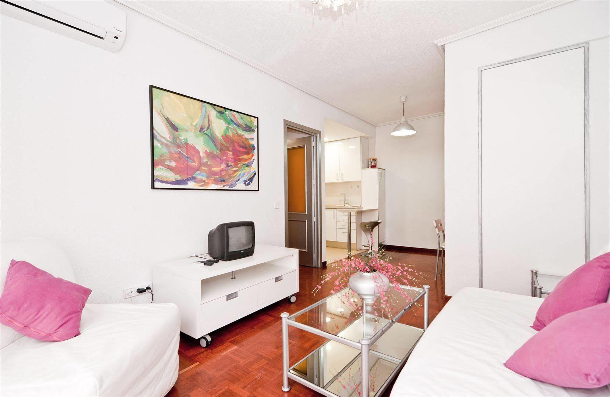 מדריד Apartamentos Aqui Me Quedo מראה חיצוני תמונה