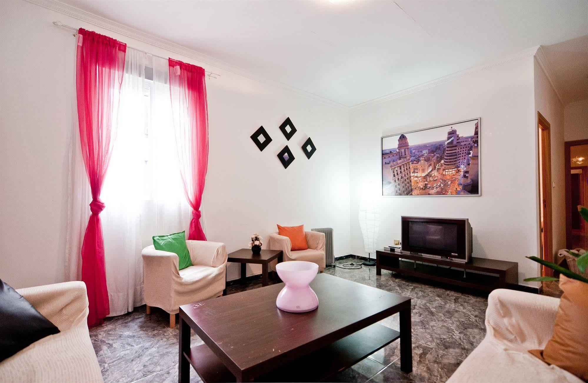 מדריד Apartamentos Aqui Me Quedo מראה חיצוני תמונה