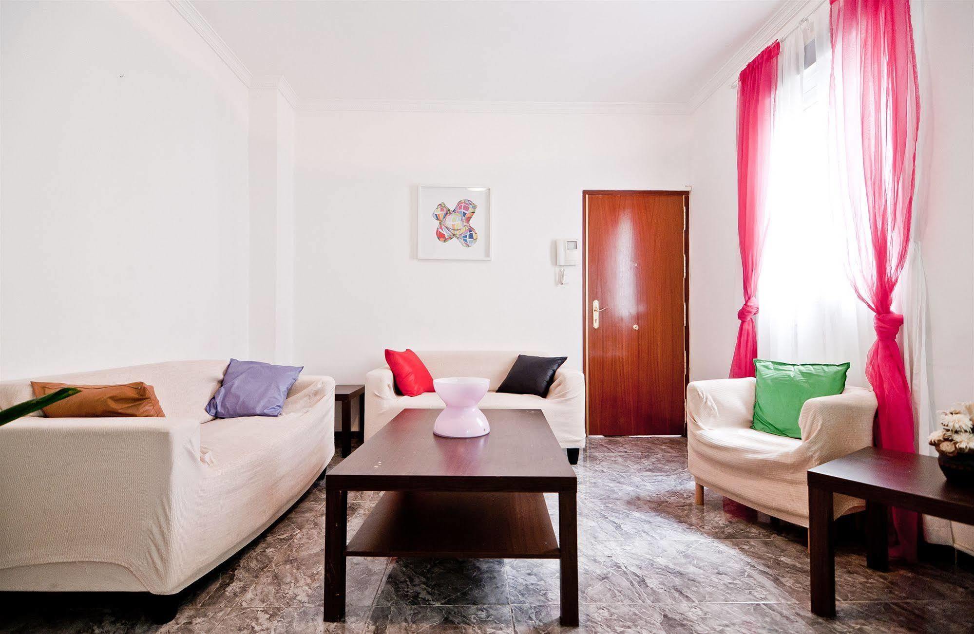 מדריד Apartamentos Aqui Me Quedo מראה חיצוני תמונה
