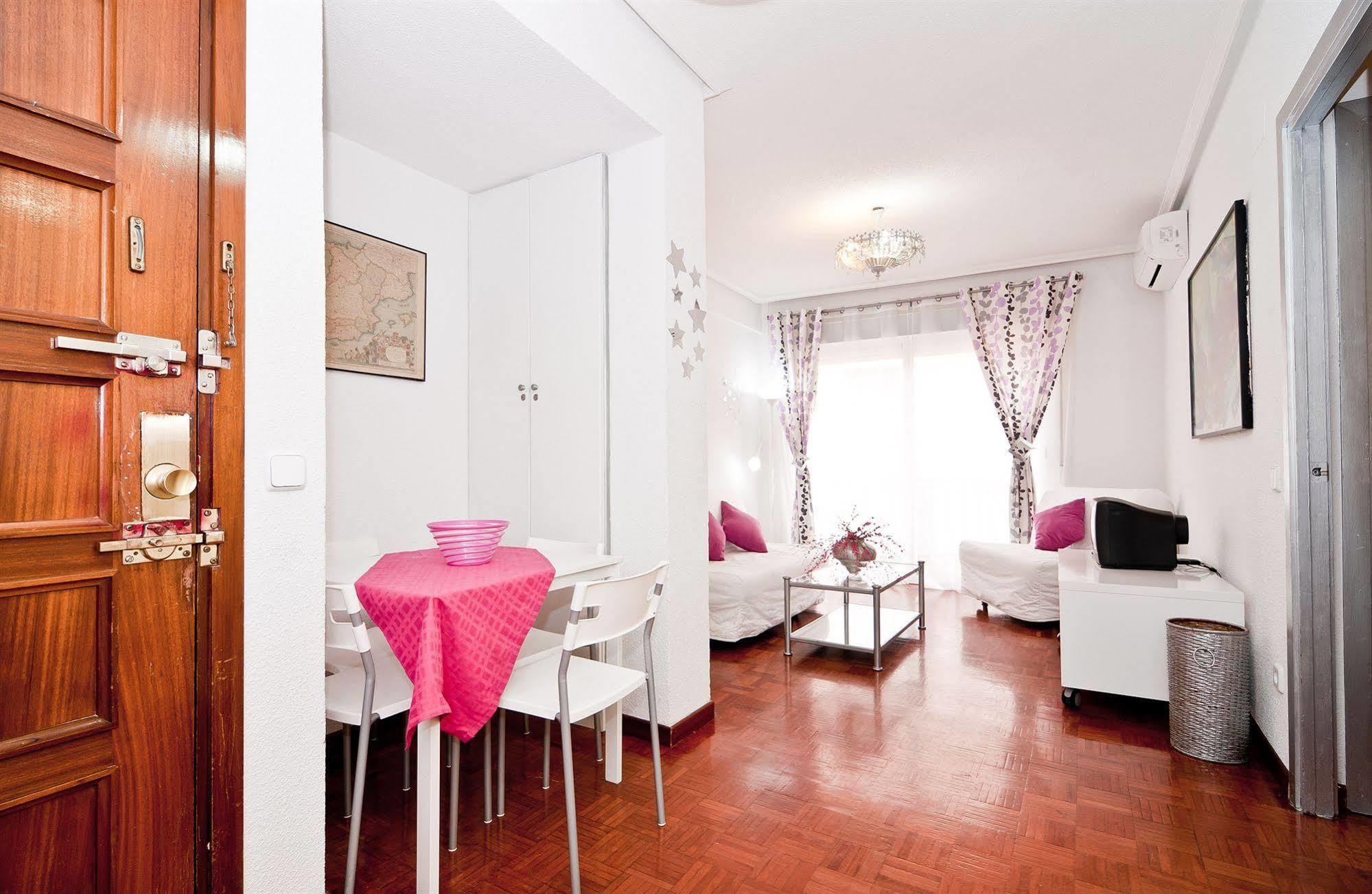מדריד Apartamentos Aqui Me Quedo מראה חיצוני תמונה