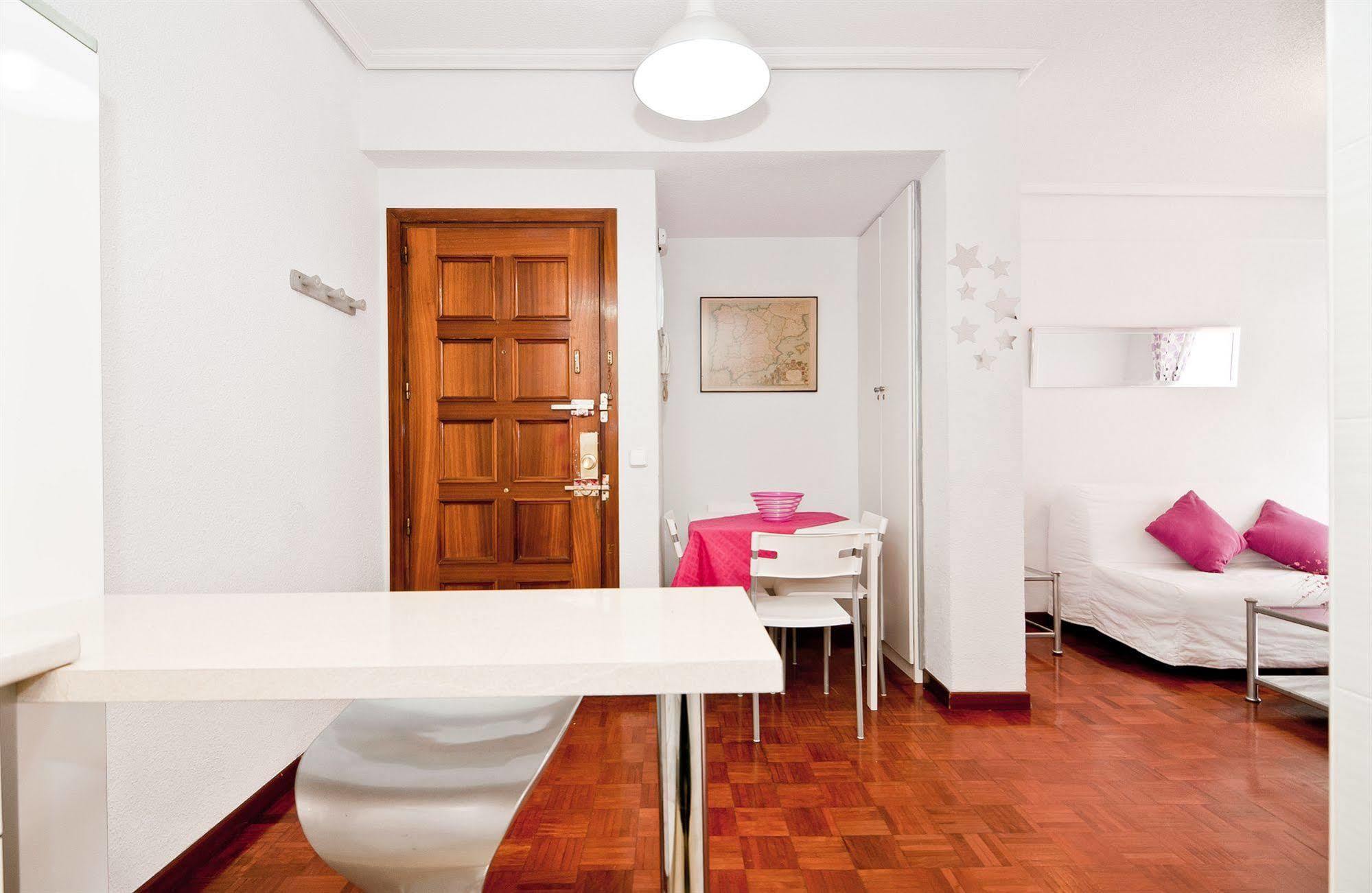 מדריד Apartamentos Aqui Me Quedo מראה חיצוני תמונה
