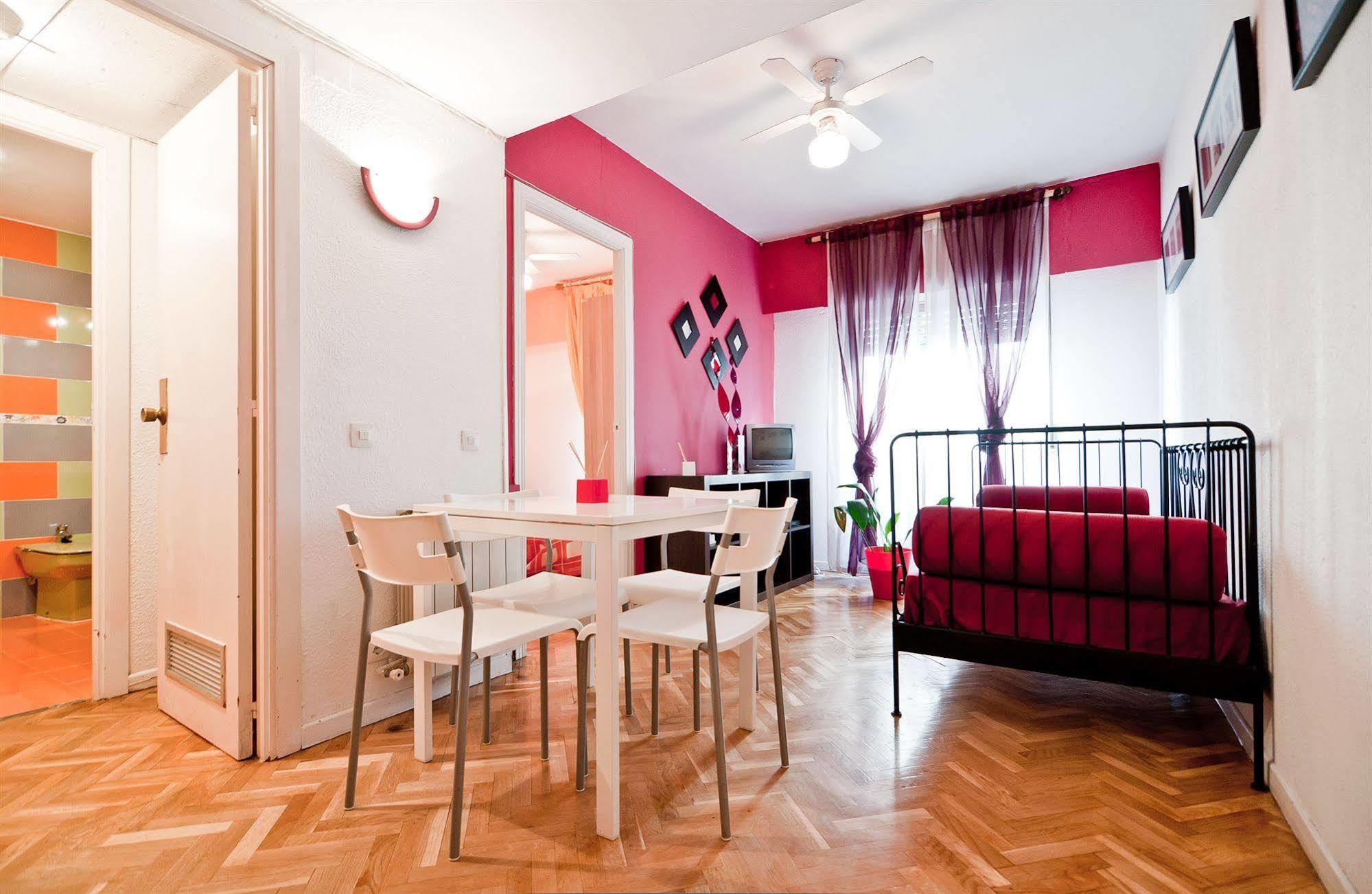 מדריד Apartamentos Aqui Me Quedo מראה חיצוני תמונה